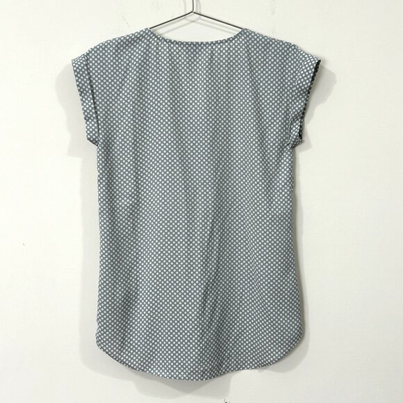 EXPRESS Satiny Polkadot Blouse SP Bluish Gray White 1/4 Zip V-Neck Cap Sleeve - Picture 2 of 9